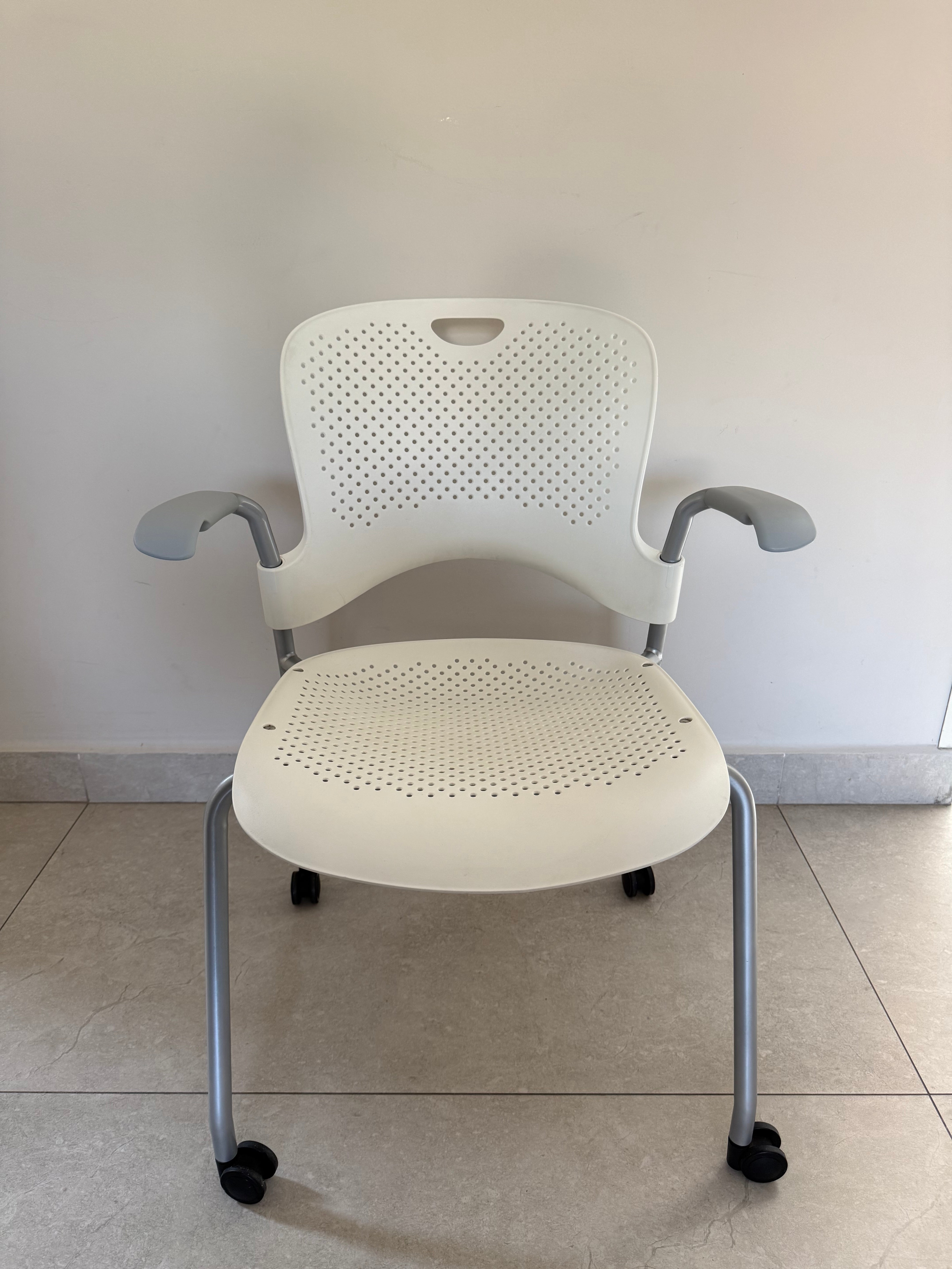 Silla Caper Blanca Herman Miller de Exhibición