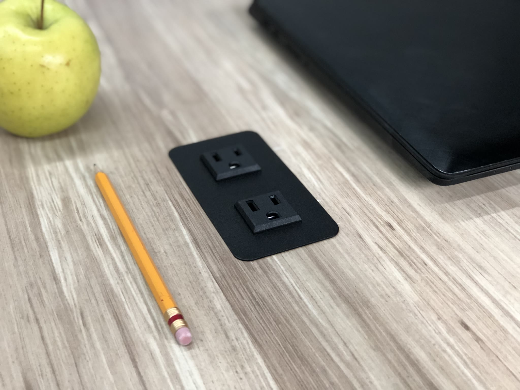 Multicontacto Empotrable Atenas — LUMBRO