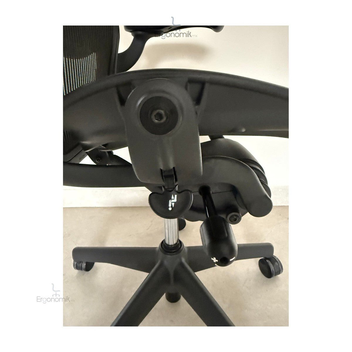 Aeron Classic talla B Equipada Brazos ajustables y Soporte lumbar - Ergonomik Herman Miller