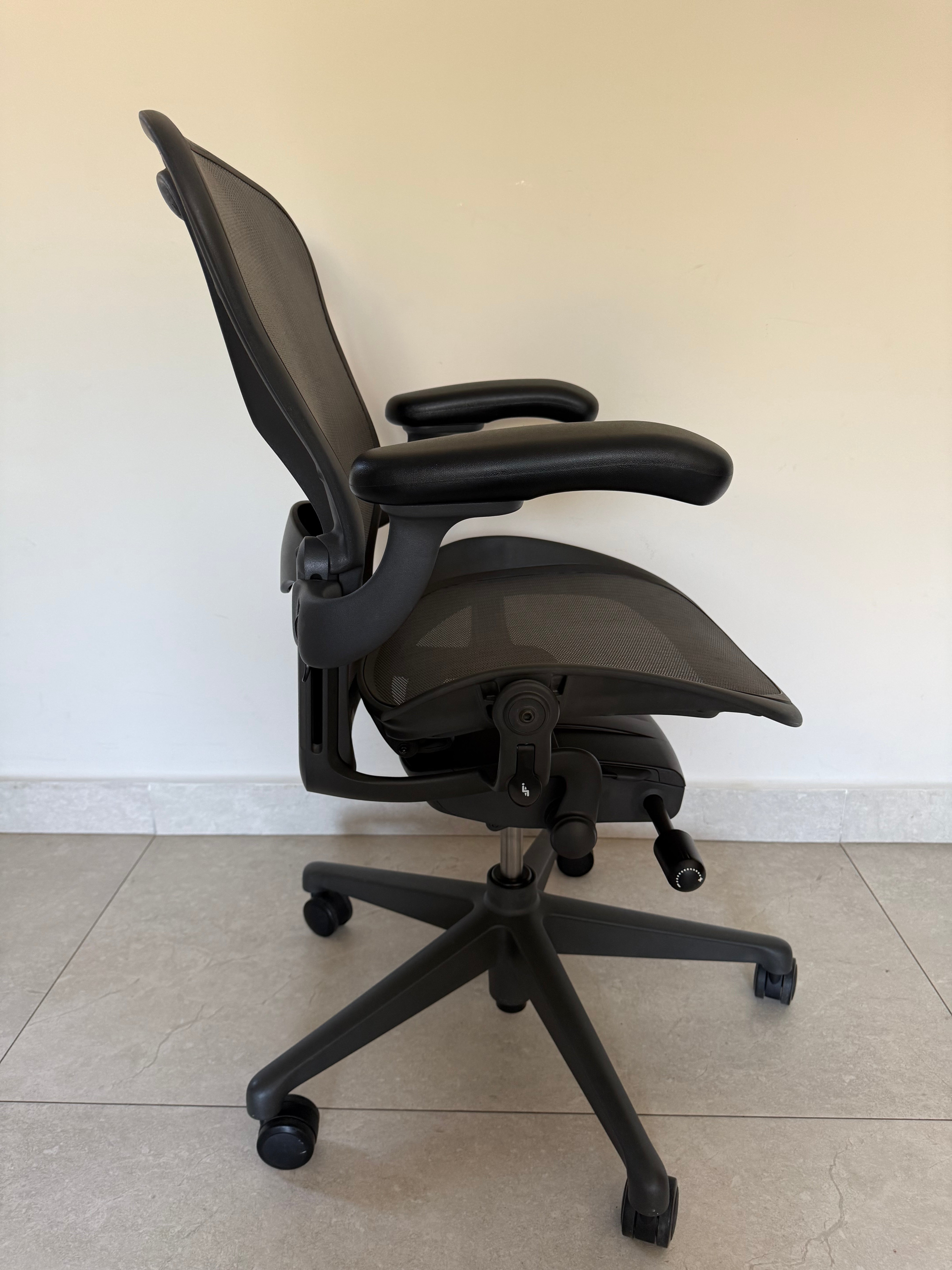 Vista lateral mostrando soporte ergonómico