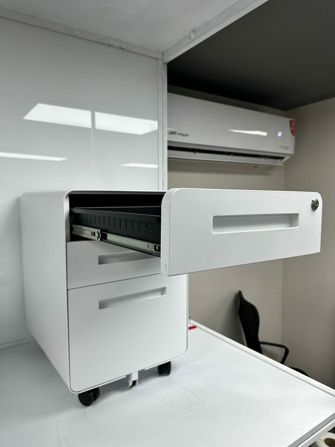 Primer plano de las ruedas resistentes del archivero