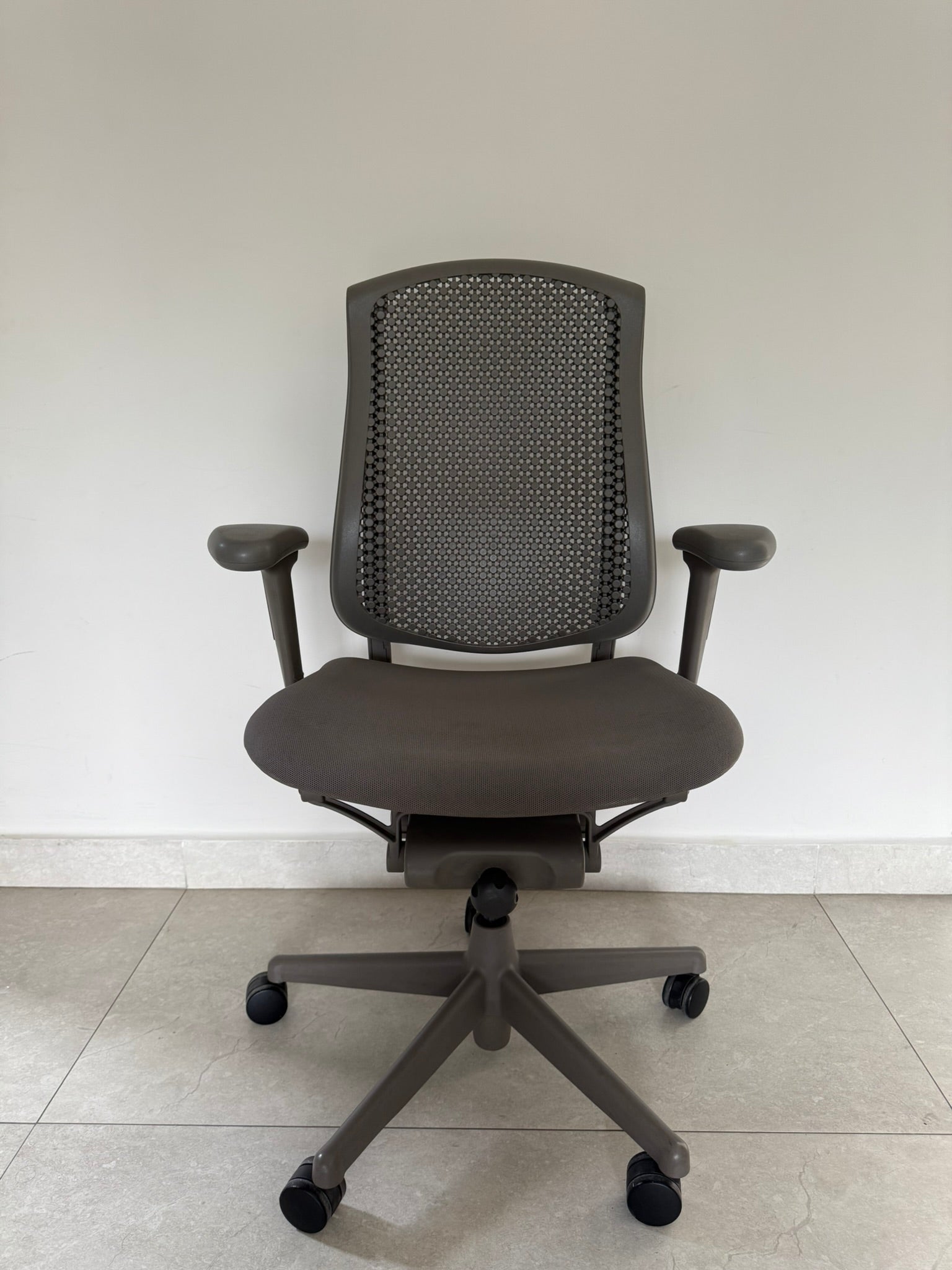 Vista frontal de la silla Celle Herman Miller preowned
