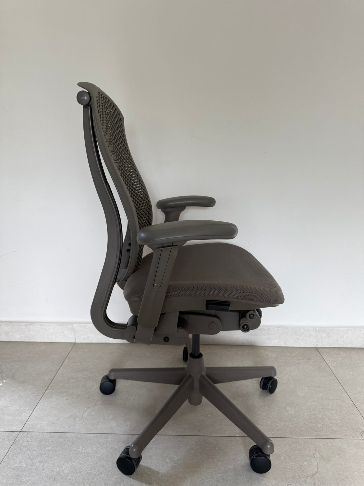 Vista lateral mostrando diseño ergonómico