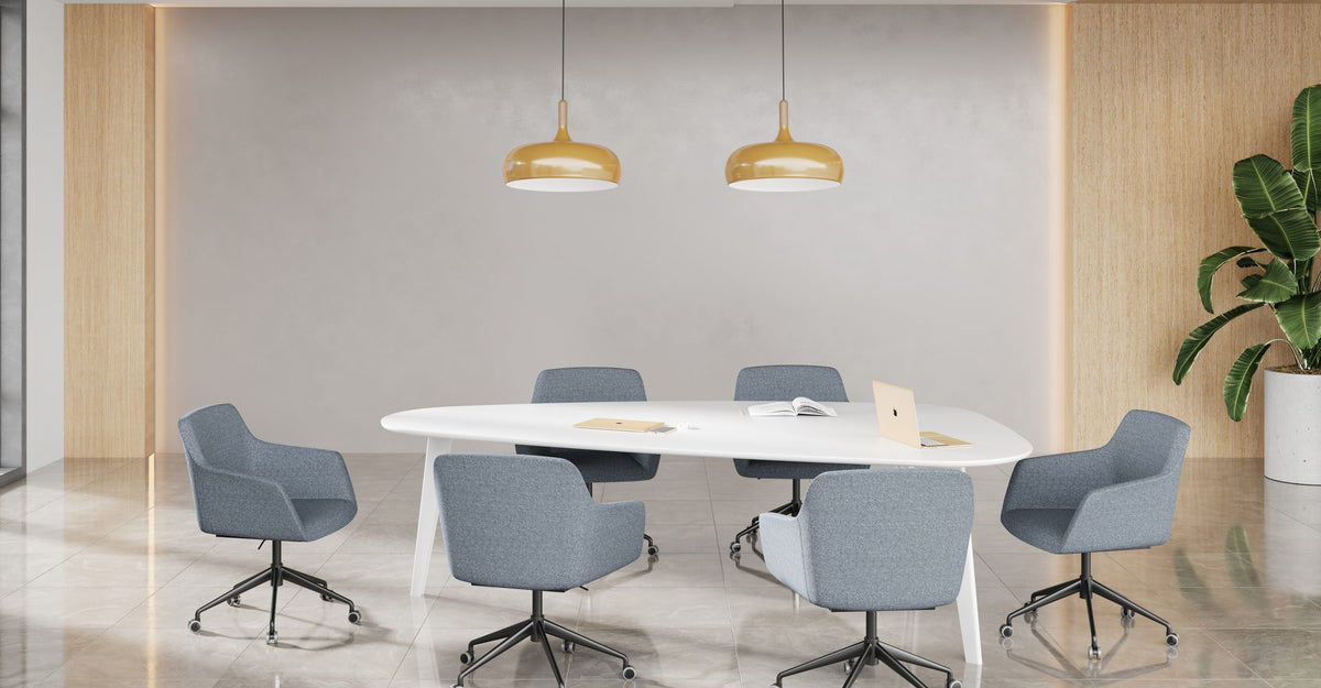 Sala de juntas luminosa con mesa blanca y sillas MEM Alassio en tono gris azulado