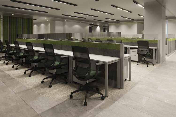 Oficina operativa luminosa con hilera de sillas ergonómicas negras de Office Class