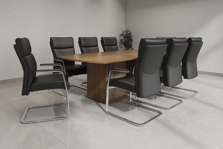 Sala de juntas con mesa de madera y sillas de dirección negras de Office Class