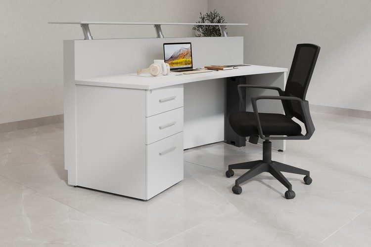 Escritorio de recepción blanco con silla operativa negra de Office Class