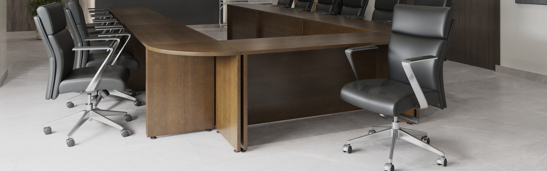 Sala de consejo con mesa de madera y sillas de dirección de piel negra de Office Class