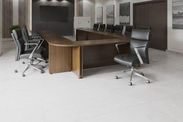Sala de consejo con mesa de madera y sillas de dirección de piel negra de Office Class