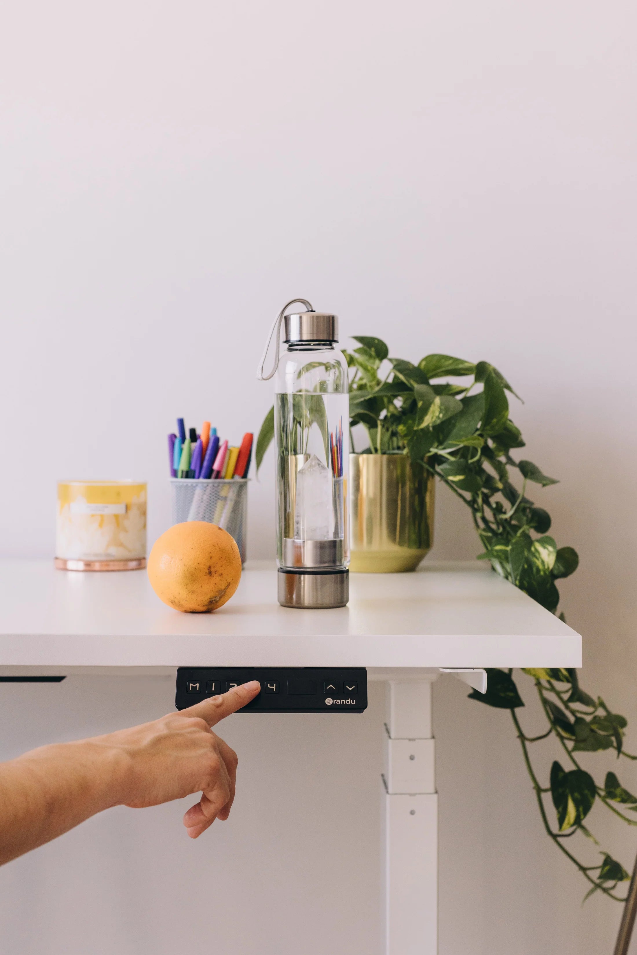 Escritorio ajustable con documentos