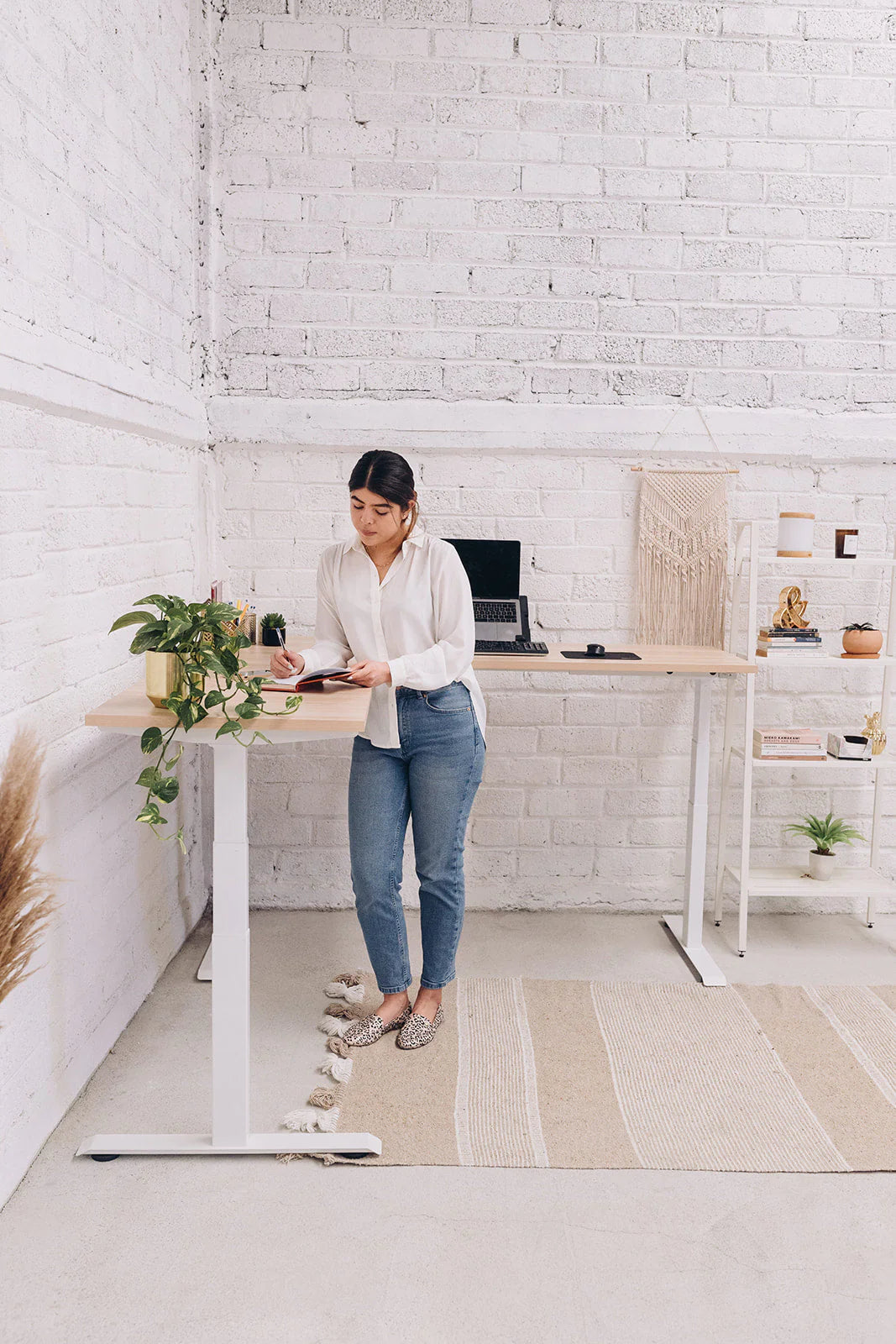 Escritorio ajustable para uso en casa