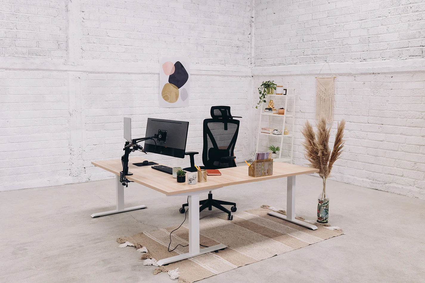 Escritorio eléctrico en oficina corporativa