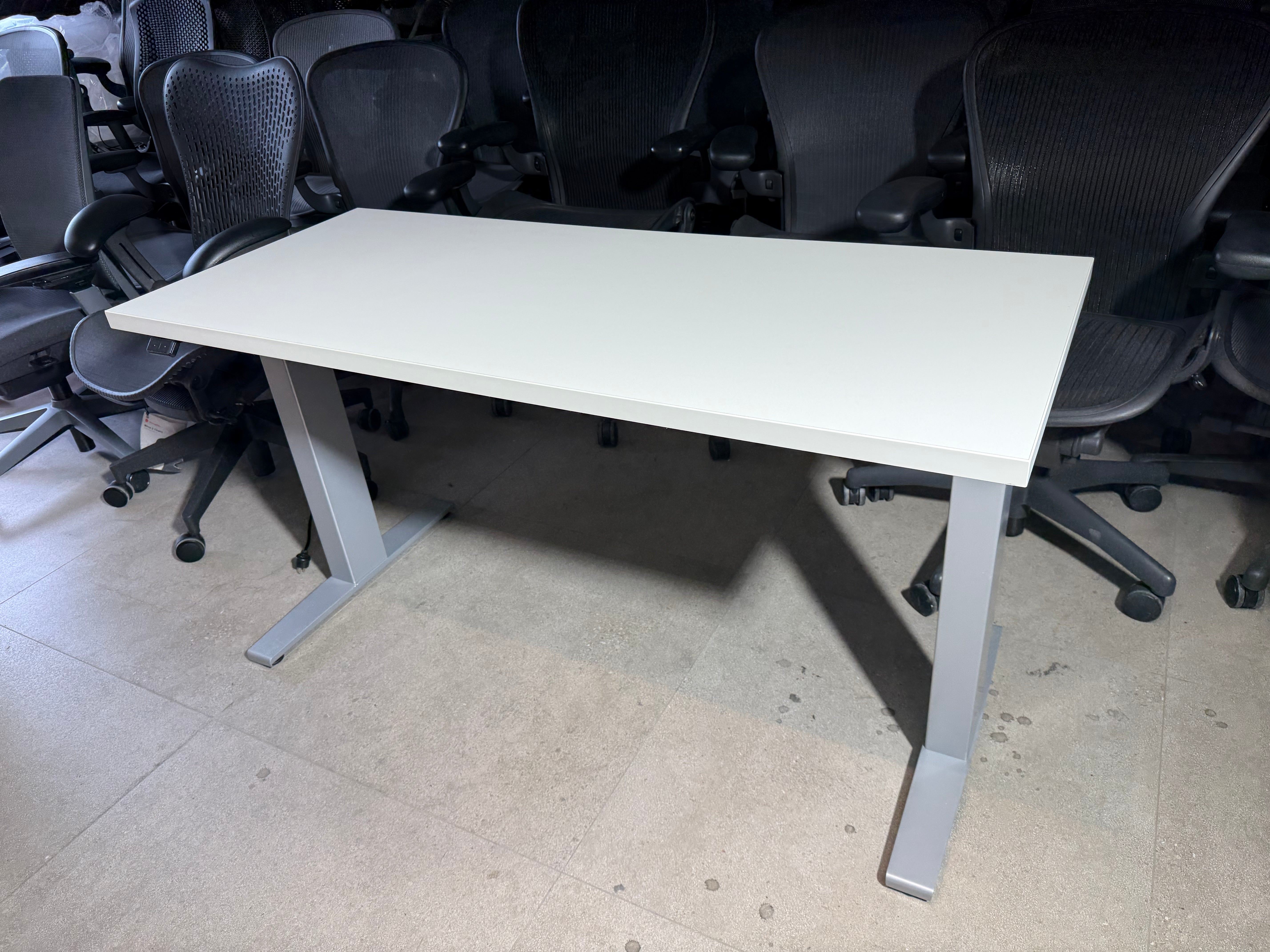 Escritorio Herman Miller vista frontal altura ajustable