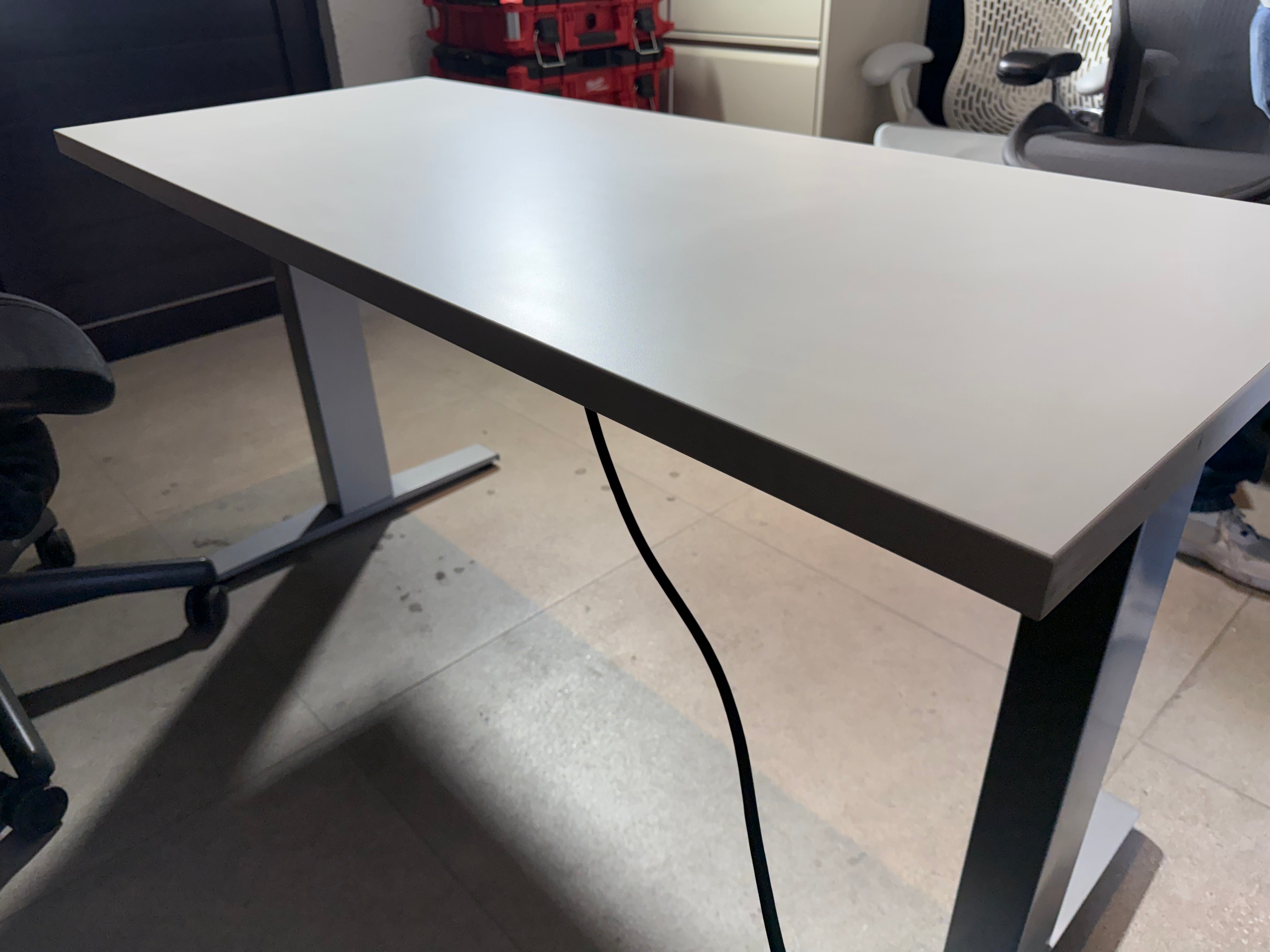 Escritorio Herman Miller usado en oficina en casa