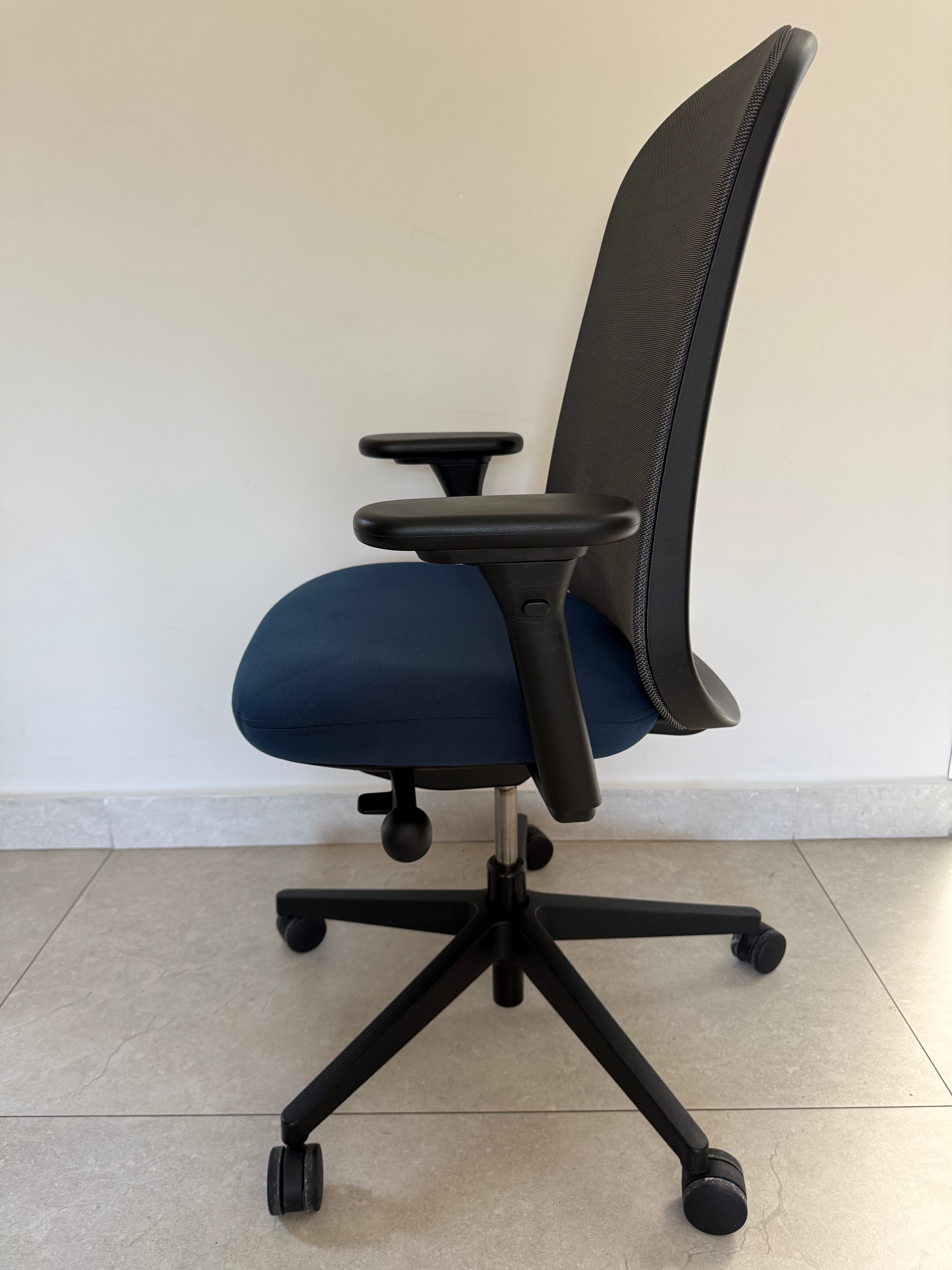 Detalle del respaldo ergonómico Herman Miller Lino