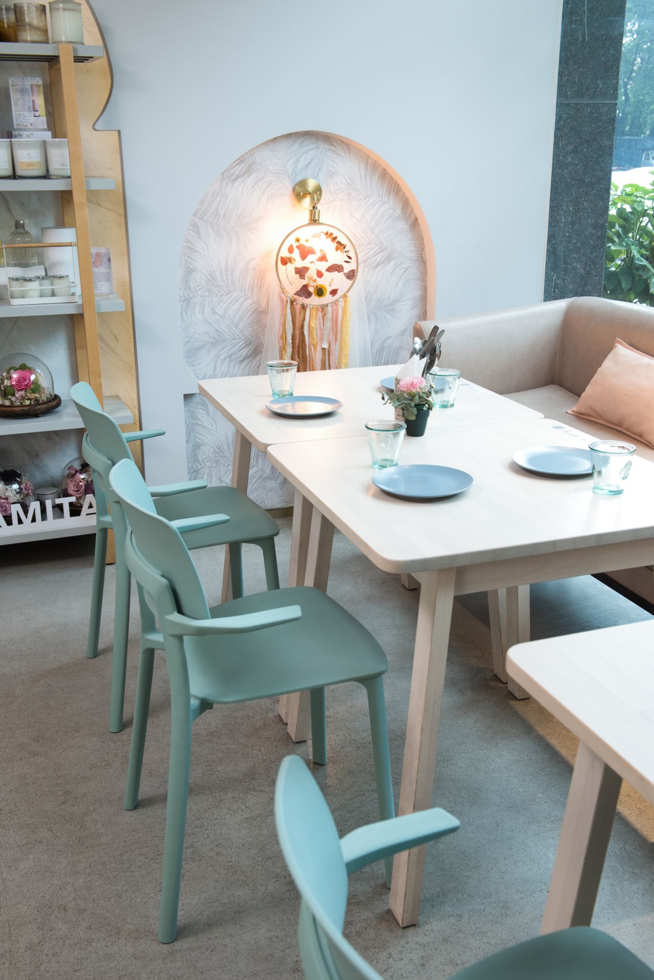 Silla Kin 2 piezas en sala moderna