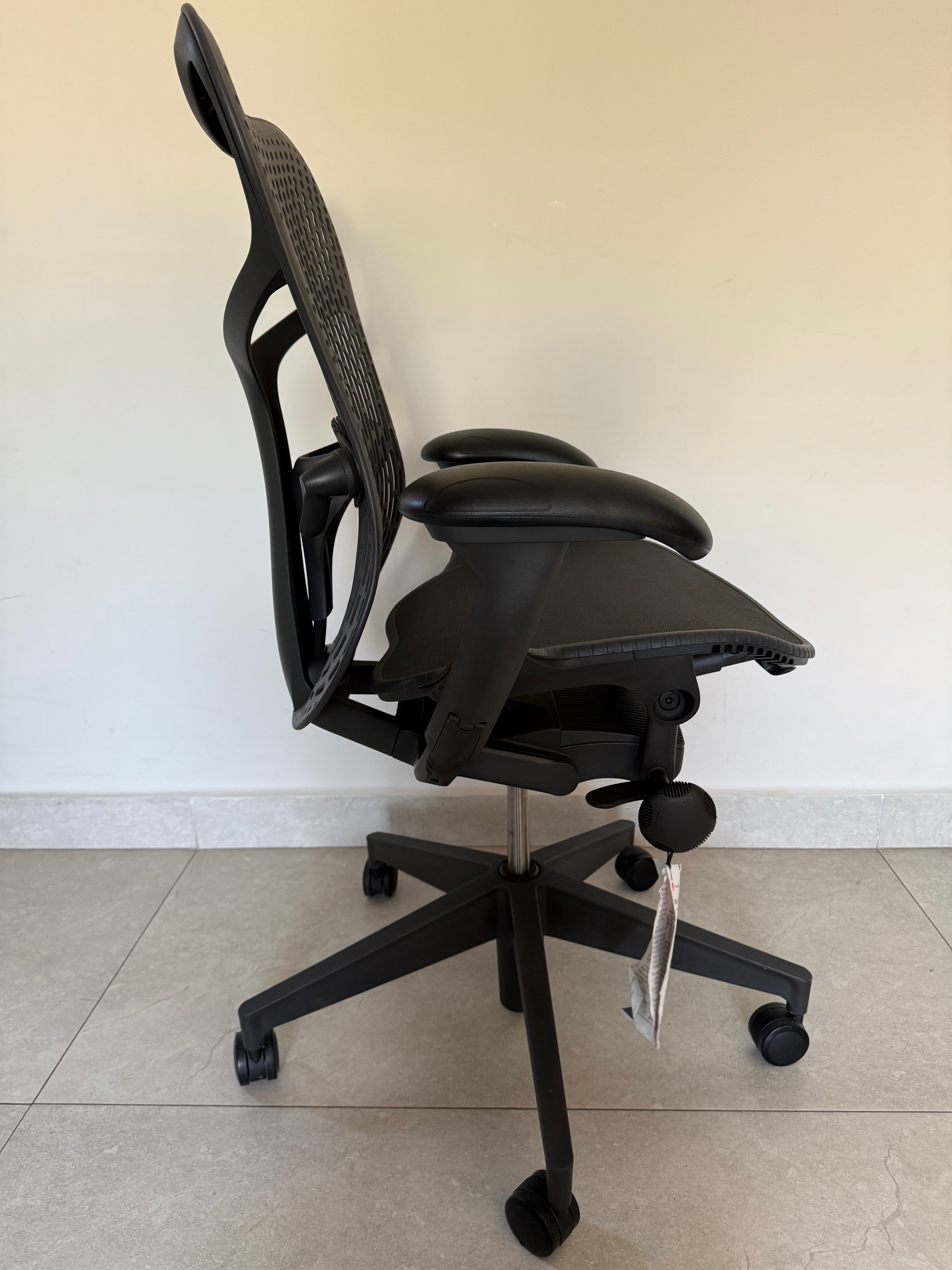 Vista lateral mostrando soporte lumbar ajustable