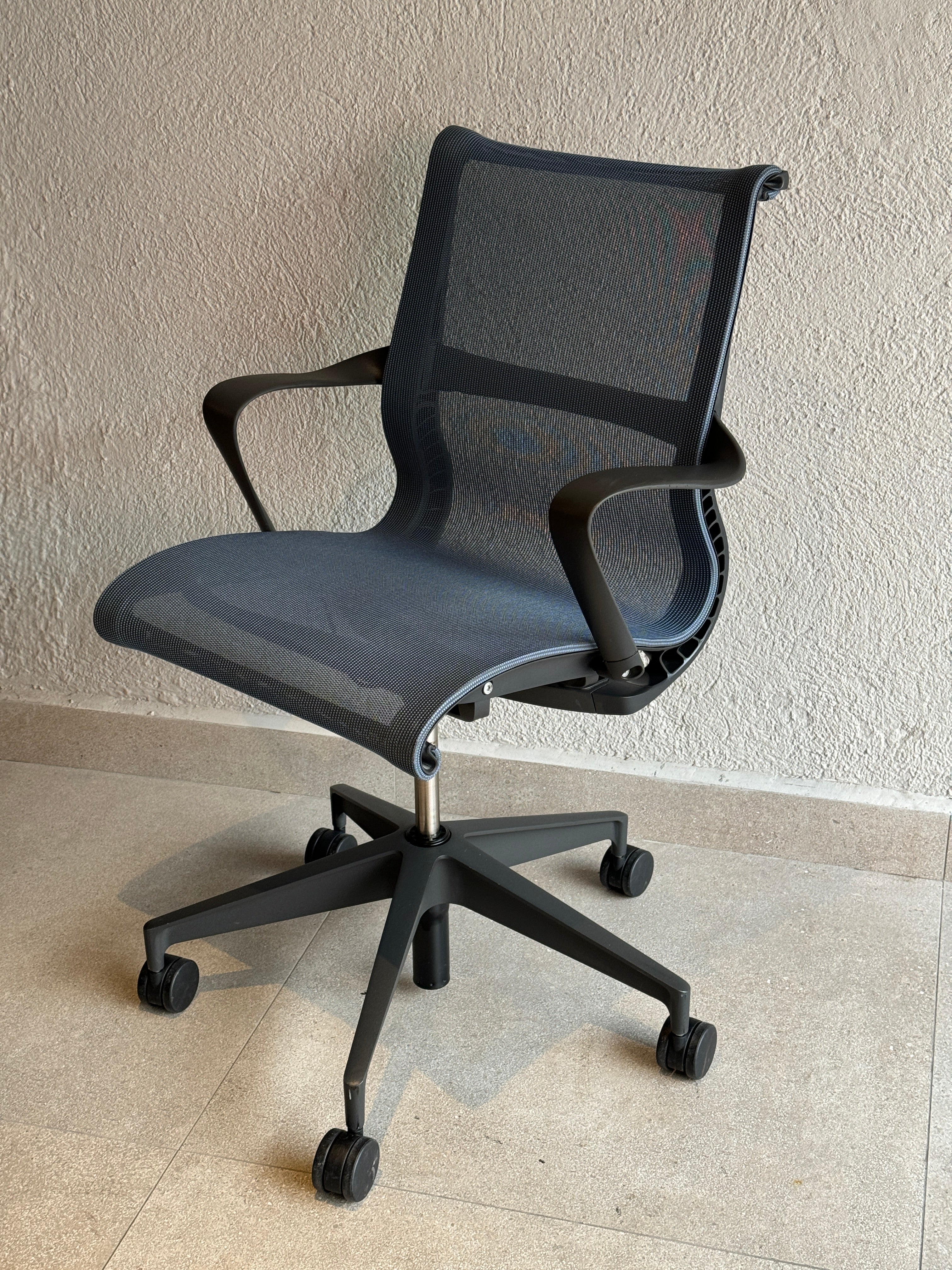 Vista lateral silla Setu Herman Miller