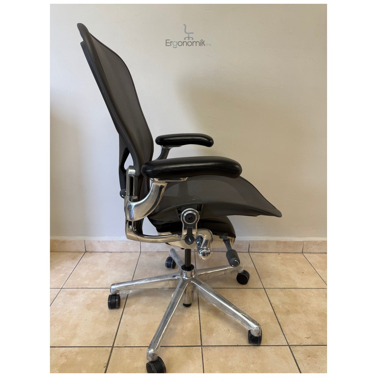 Silla Aeron Herman Miller Posture Fit Talla B Cromo Brazos 3D | Muebles ergonomicos en Mexico | Ergonomik