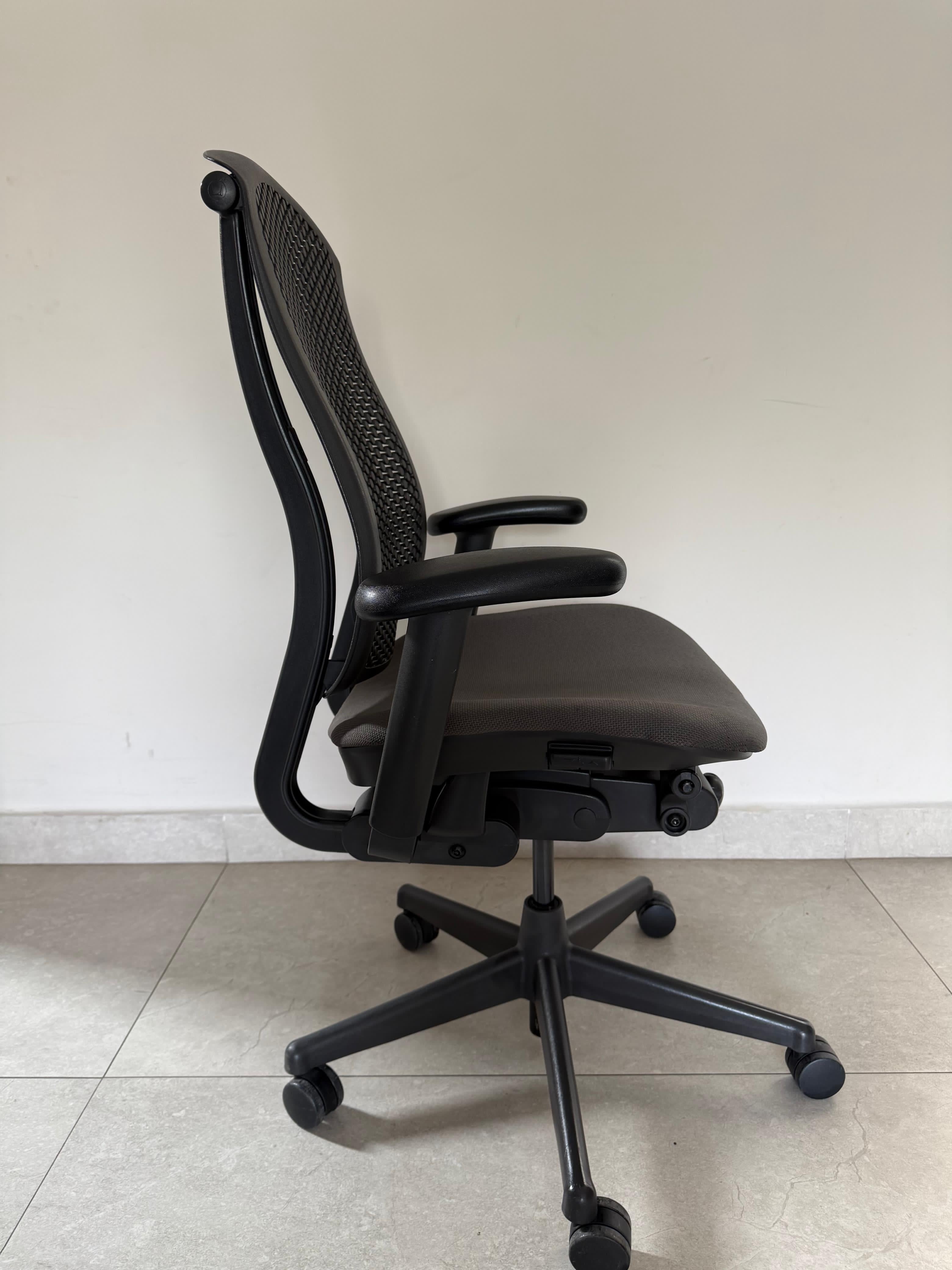 Silla Herman Miller Celle reacondicionada para oficina moderna