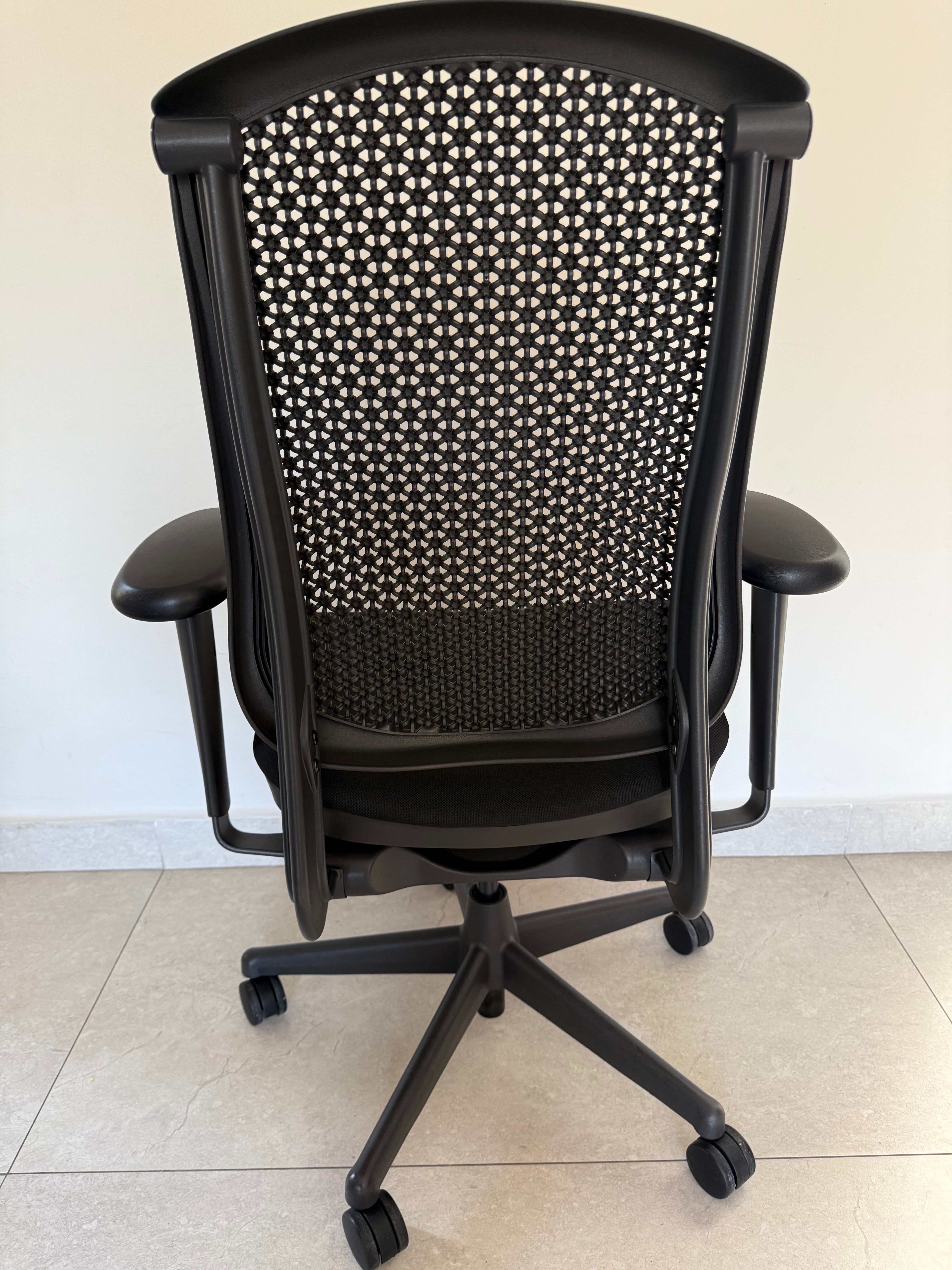 Silla Celle negra preowned con diseño moderno y duradero