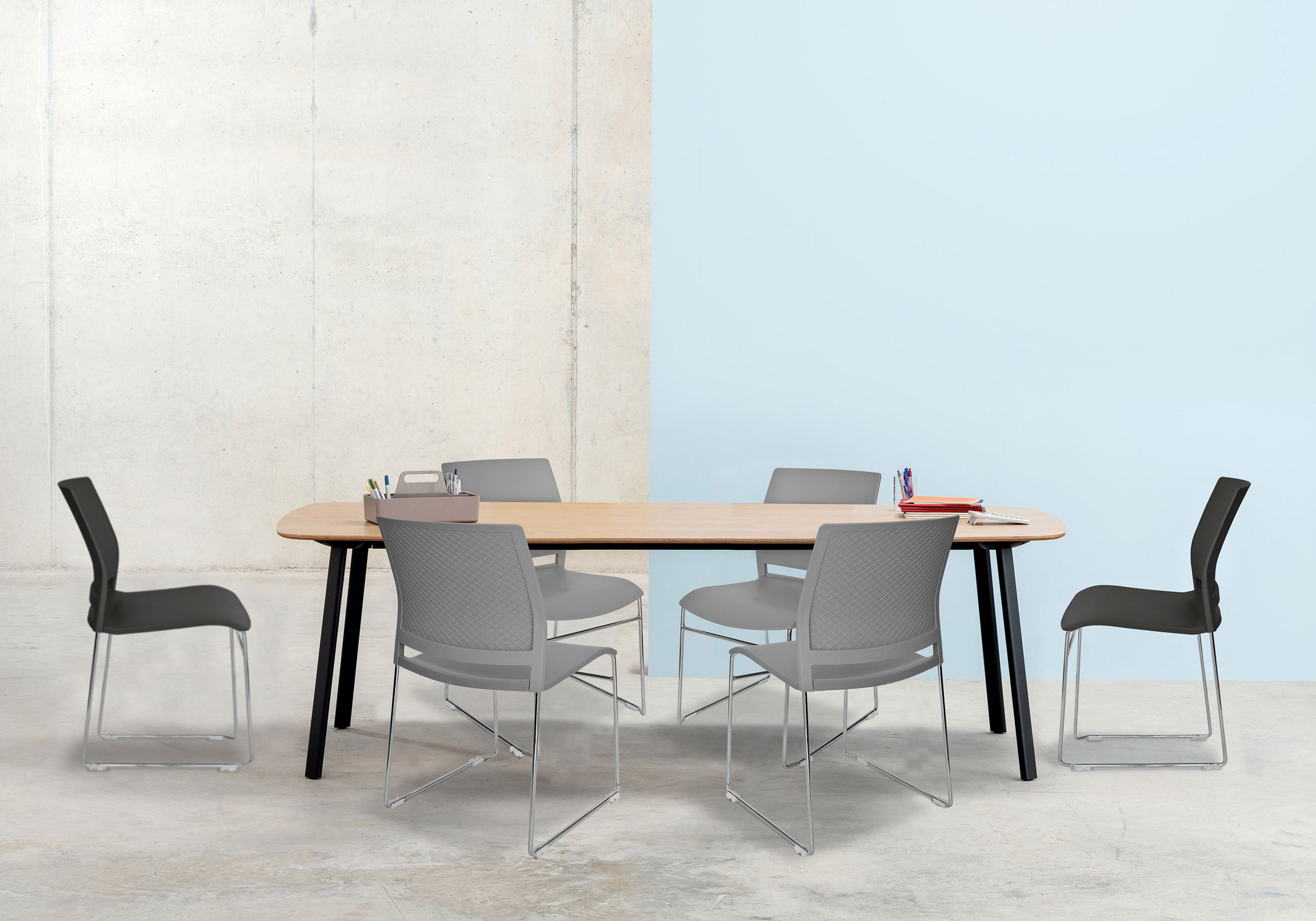 Silla Delta colocada en oficina contemporánea