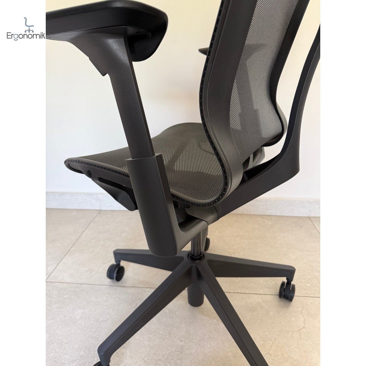 Silla Herman Miller Cosm Media Brazo Ajustable - Exhibición - Ergonomik silla ergonomica Herman Miller