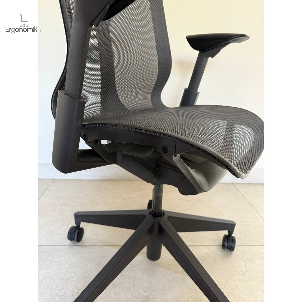 Silla Herman Miller Cosm Media Brazo Ajustable - Exhibición - Ergonomik silla ergonomica Herman Miller