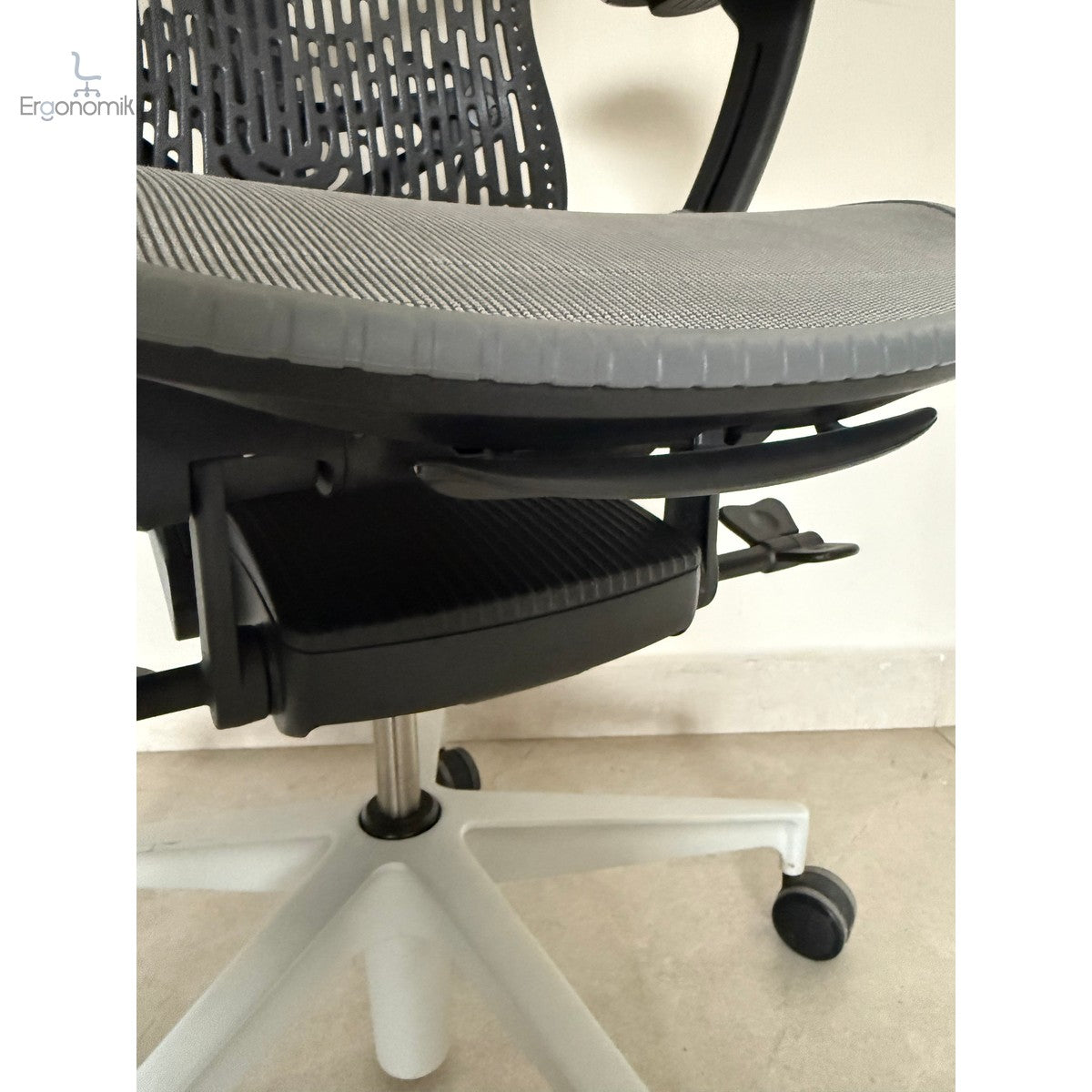 Silla Mirra 2 Equipada Herman Miller gris - Preowned | Muebles ergonómicos en México | Ergonomik