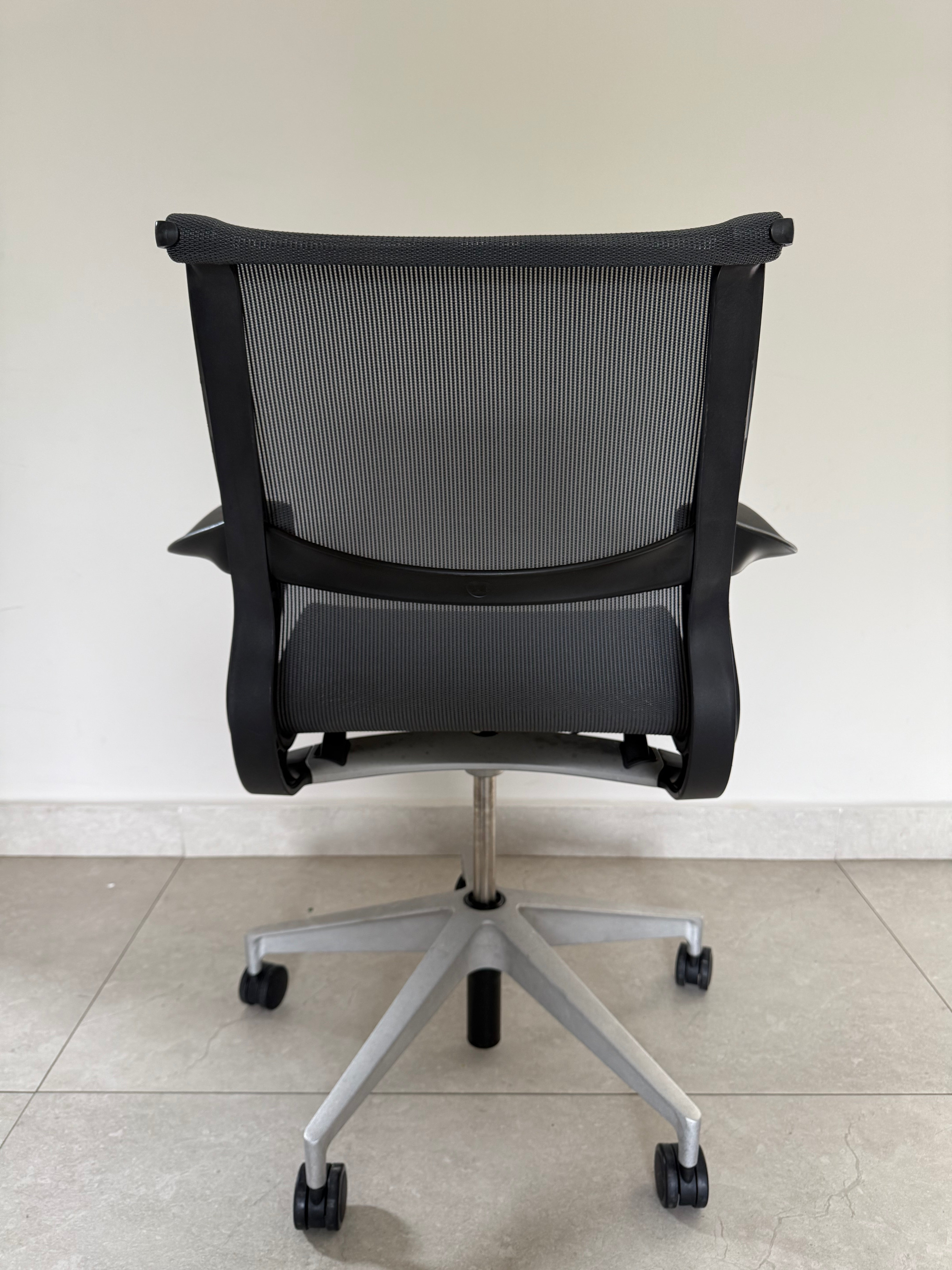 Detalle del asiento ergonómico en color gris