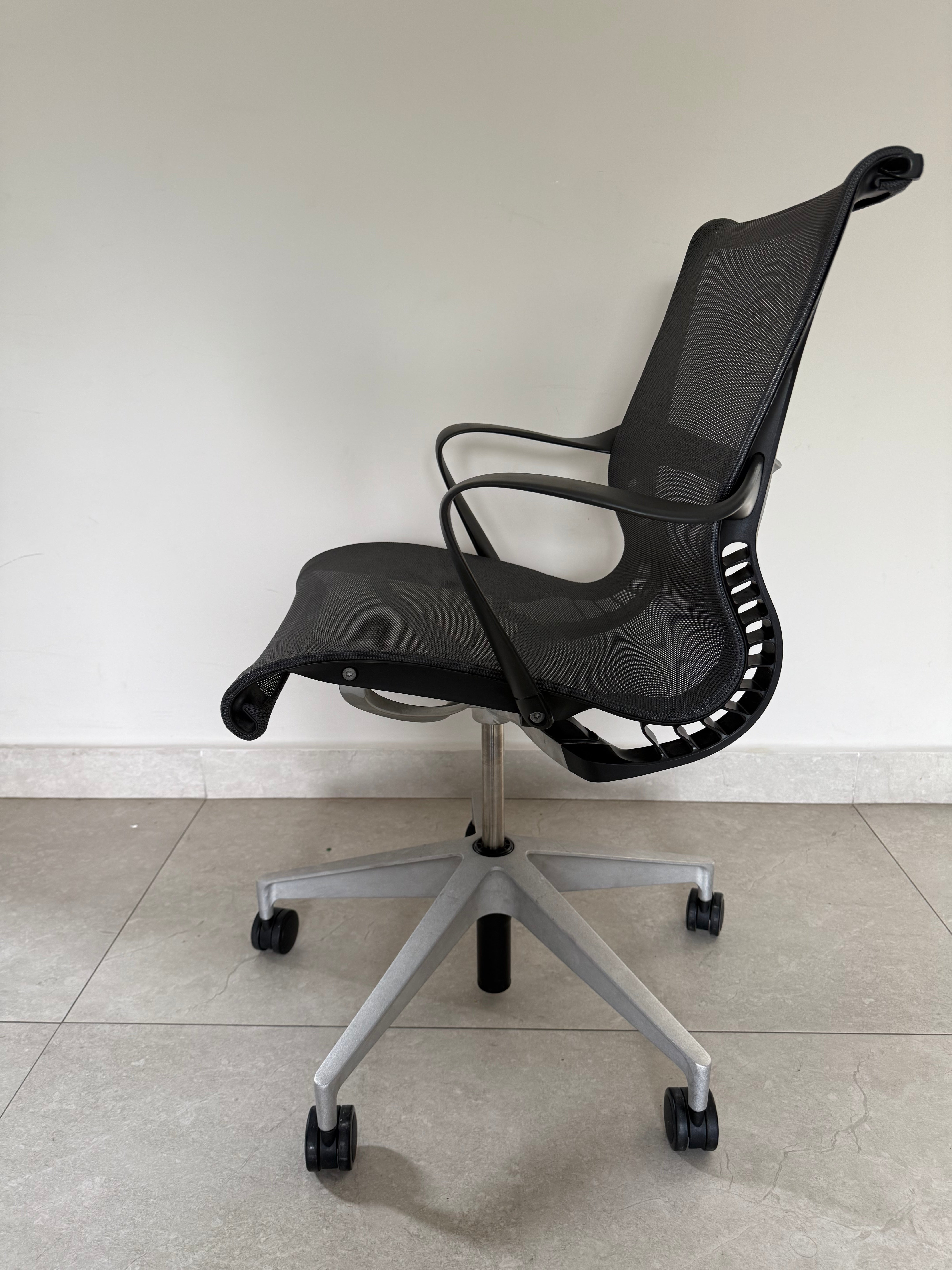 Vista lateral mostrando el diseño ergonómico y flexible