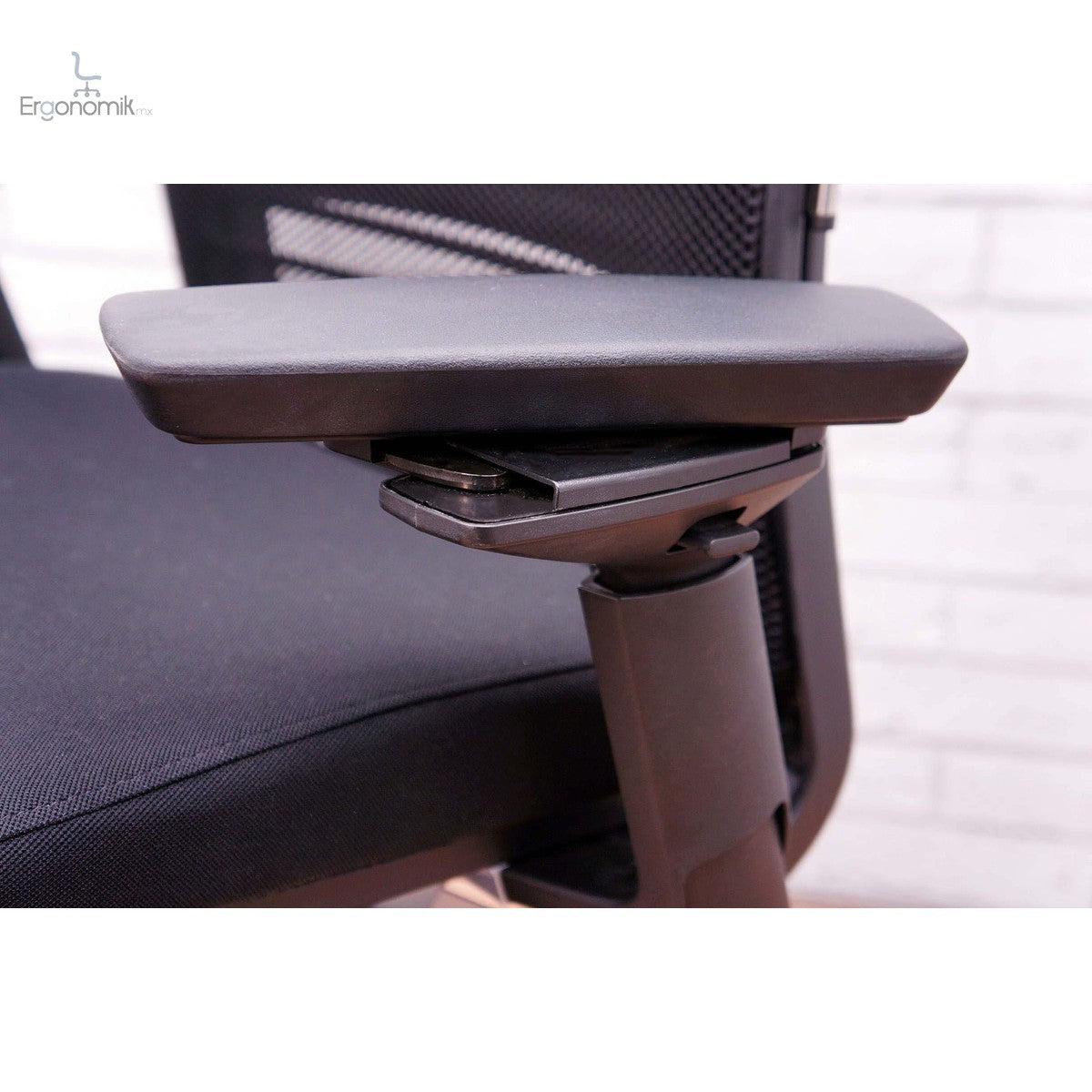 Silla Steelcase Think V2 color negro-  Preowned | Muebles ergonómicos en México | Ergonomik