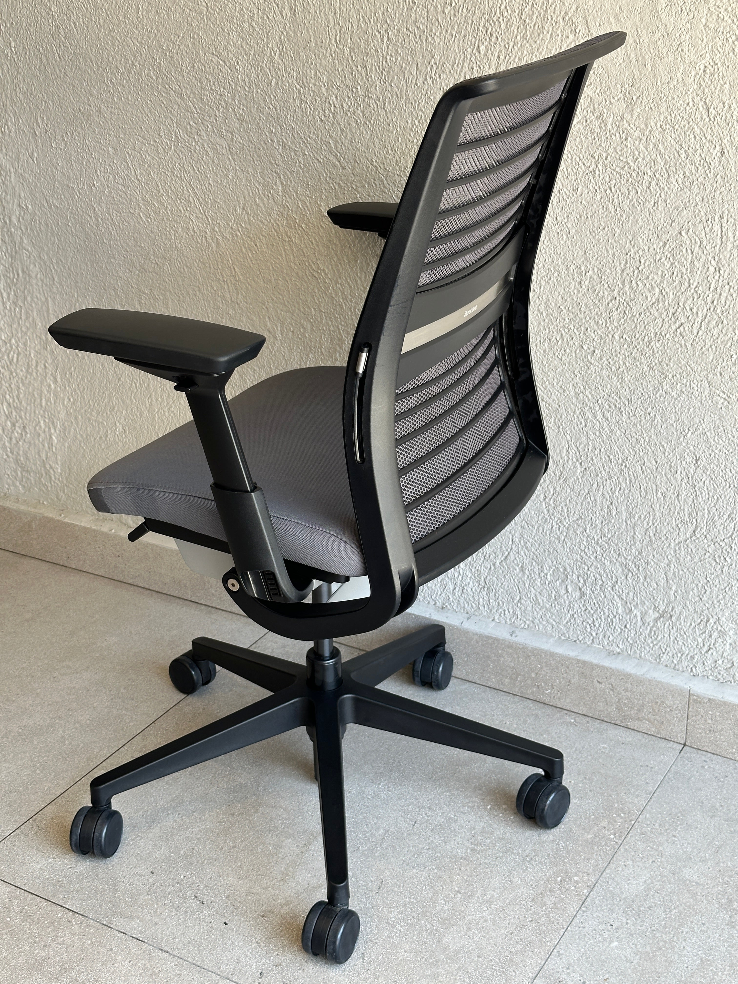 Detalle del asiento de Silla Steelcase Think V2