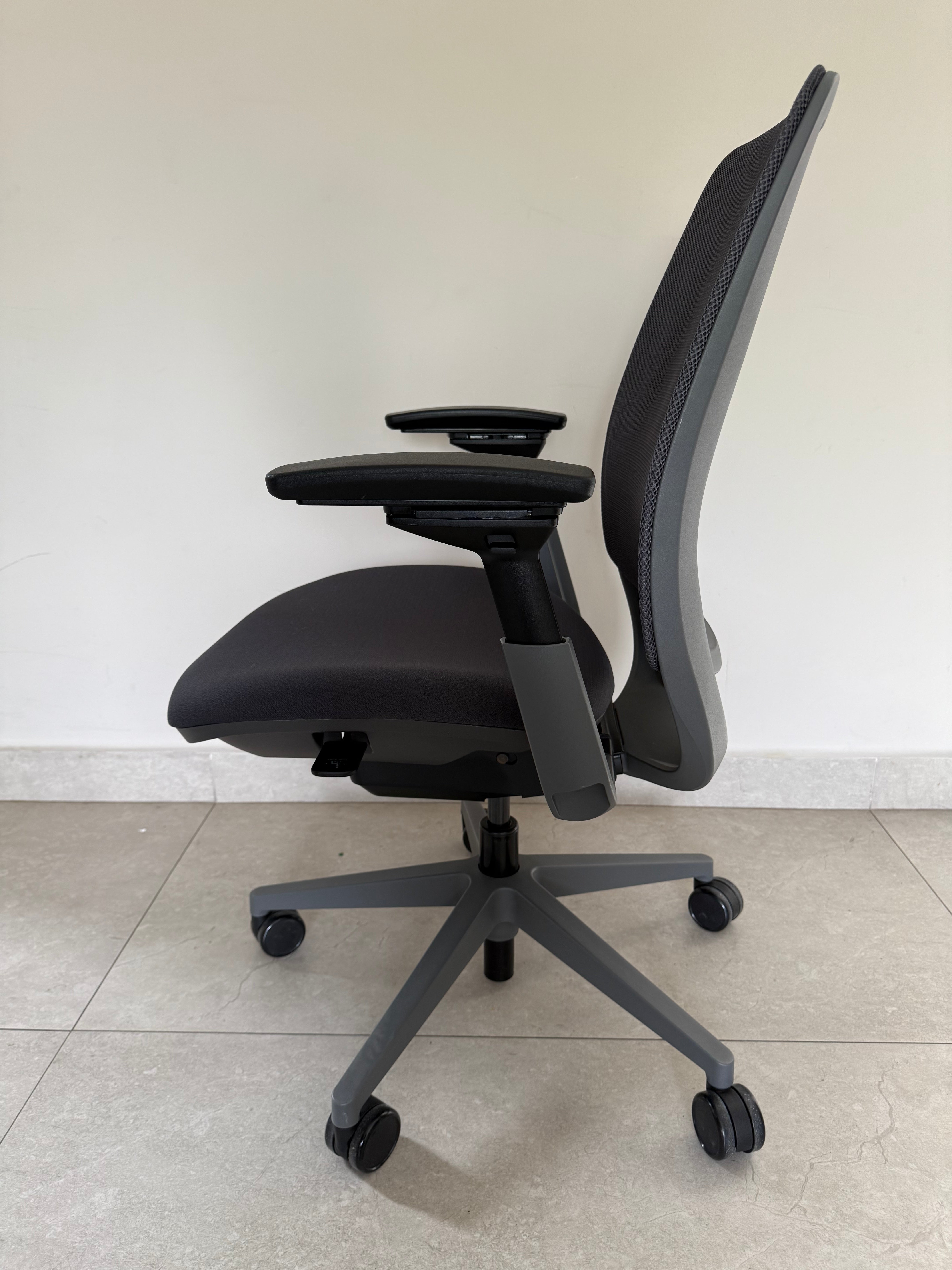 Vista lateral mostrando el diseño ergonómico