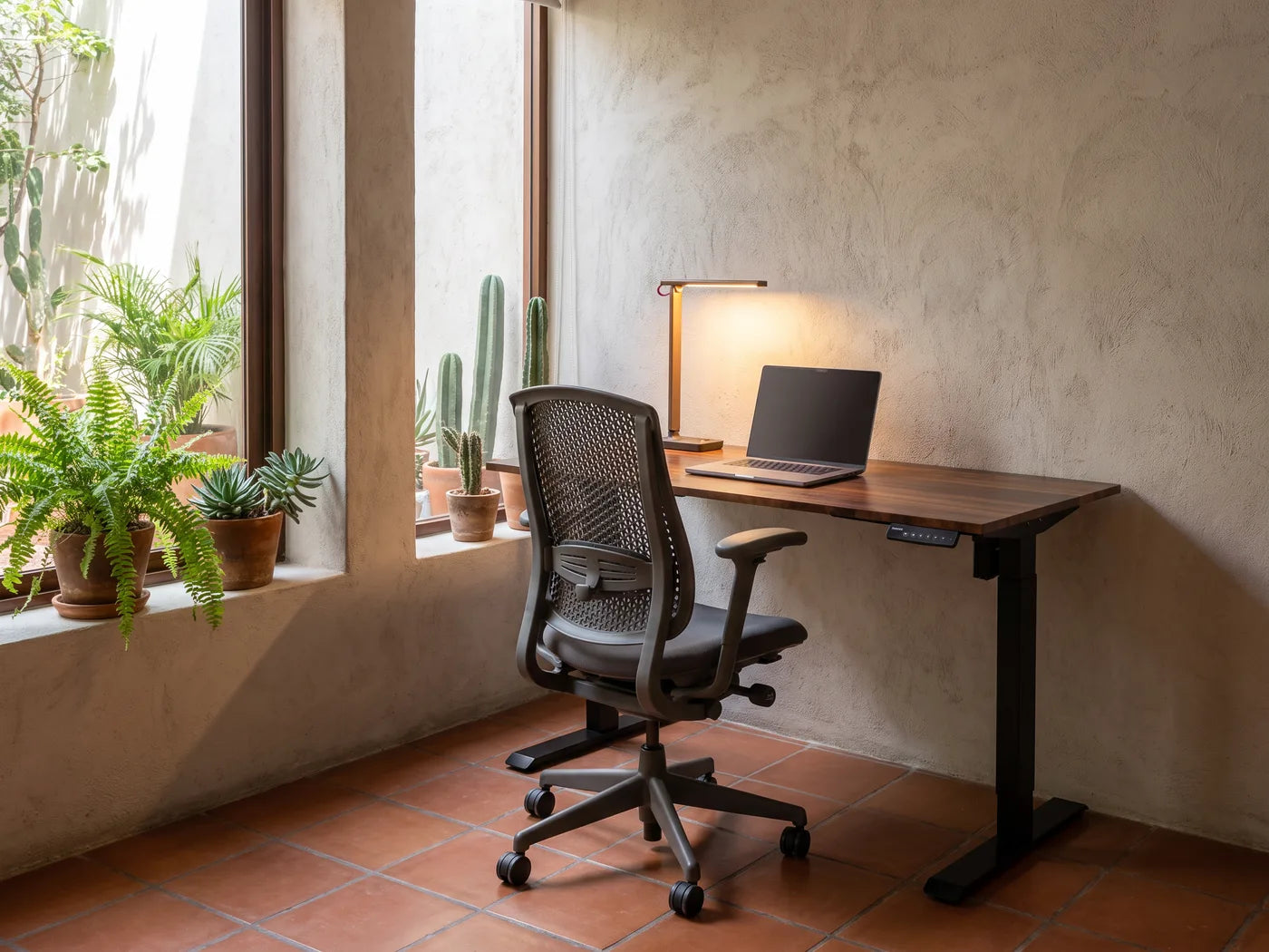 Home office con escritorio eléctrico, variación 3