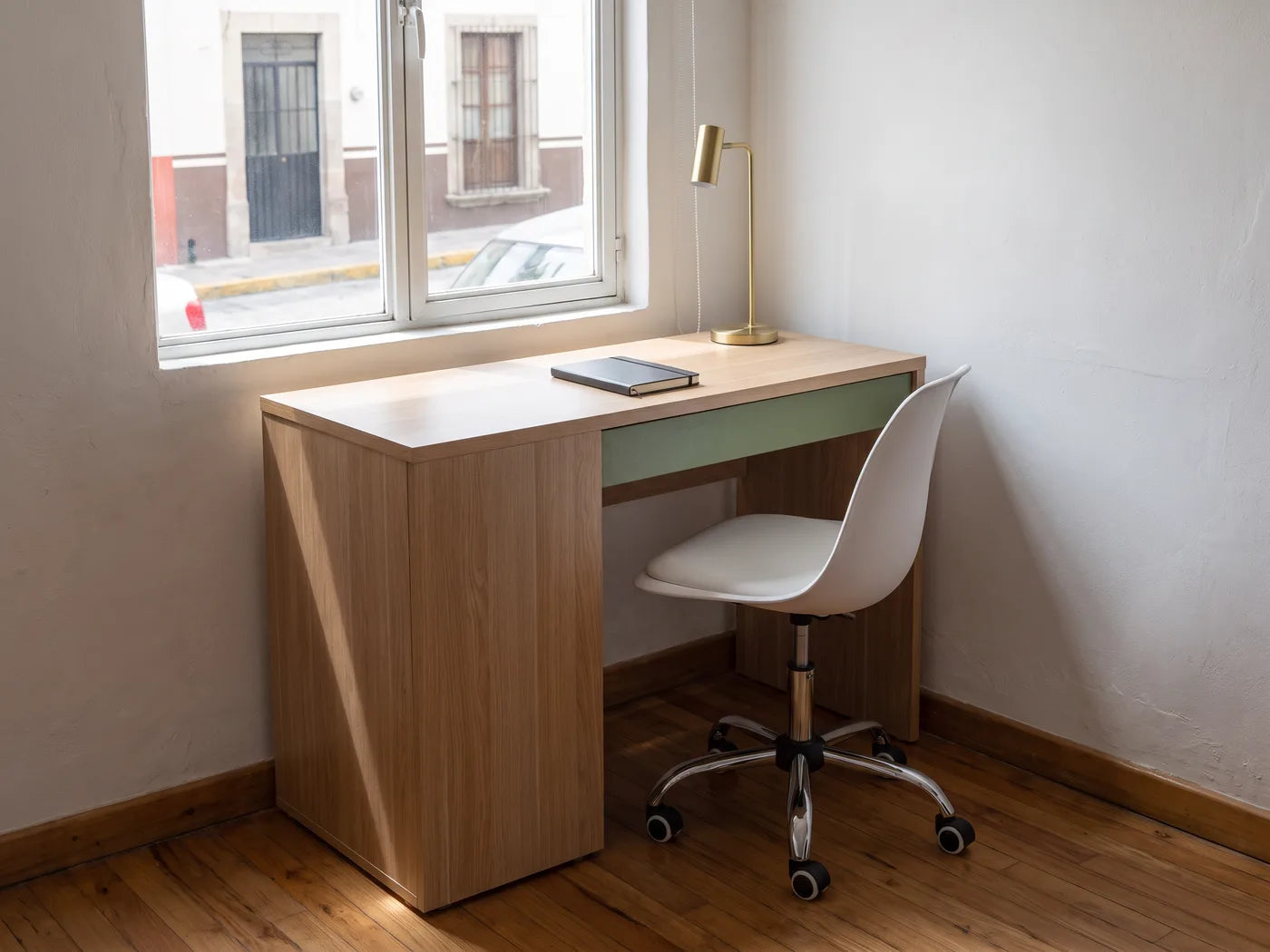Escritorio compacto junto a la ventana, variación 1