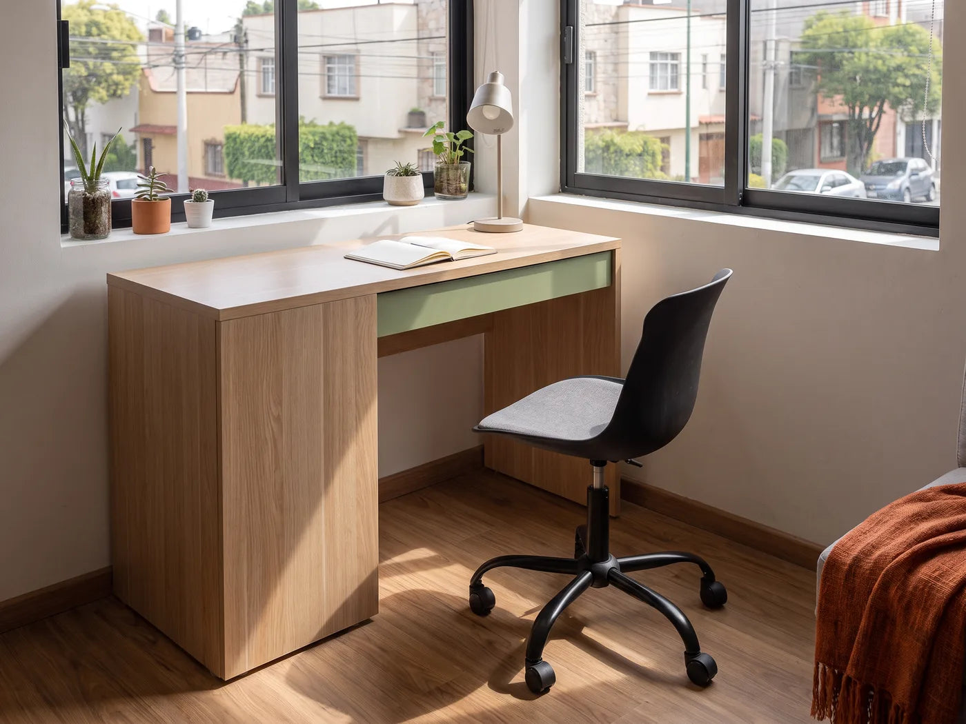 Escritorio compacto junto a la ventana, variación 2