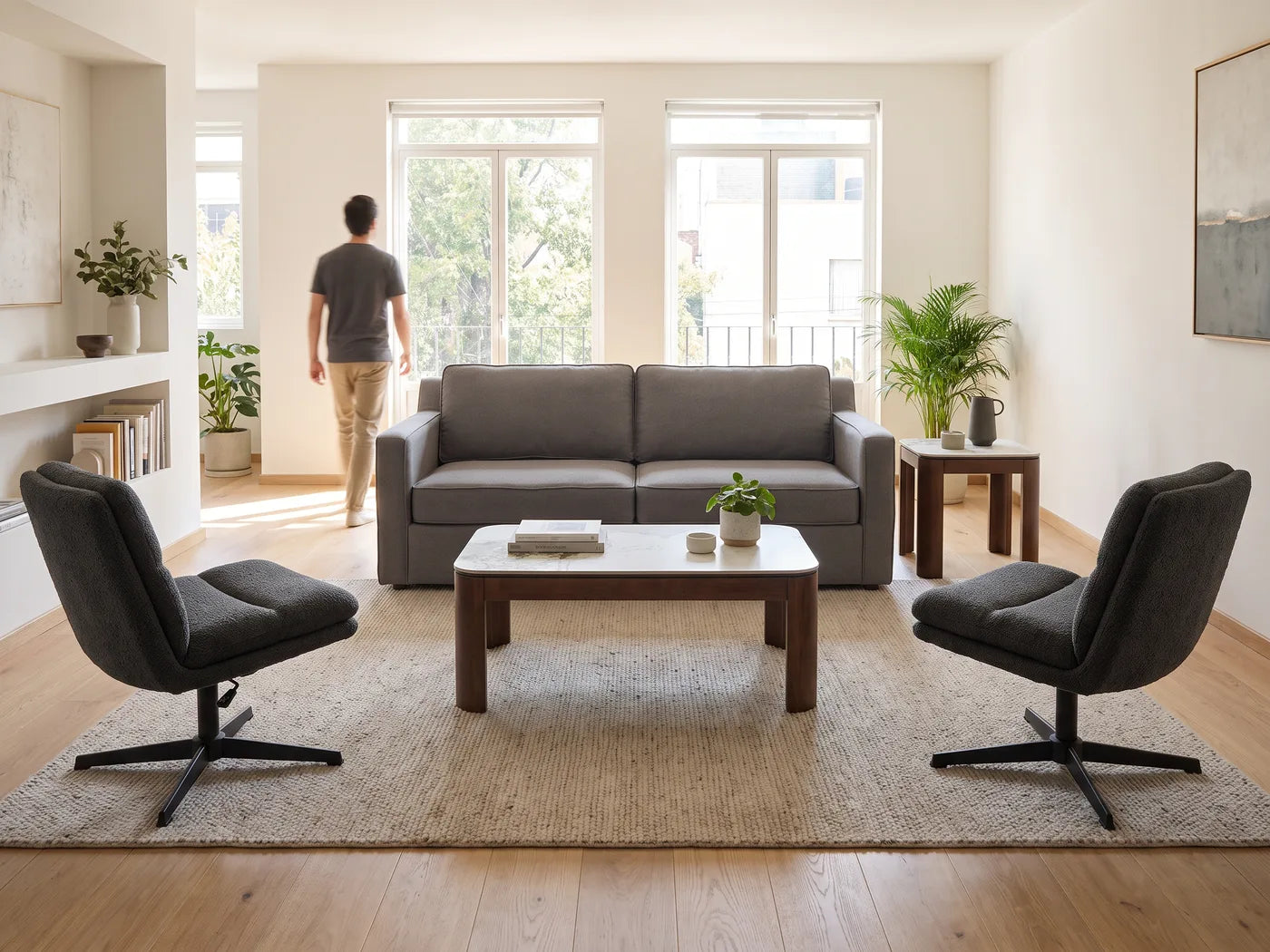 Sala familiar con sofá gris, variación 1