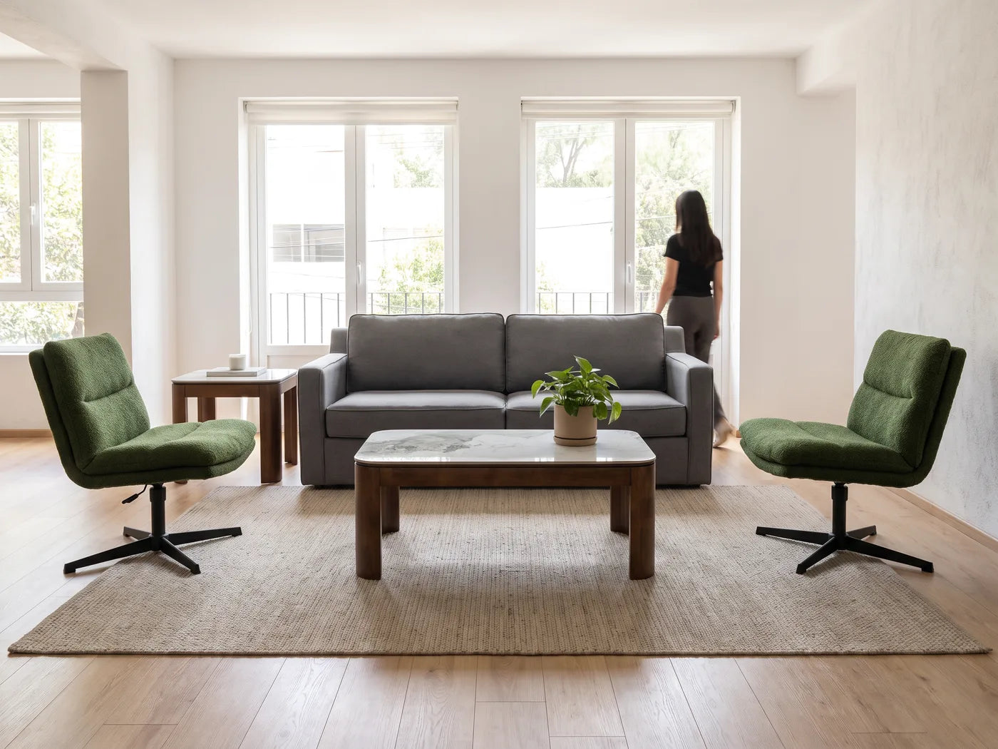 Sala familiar con sofá gris, variación 2