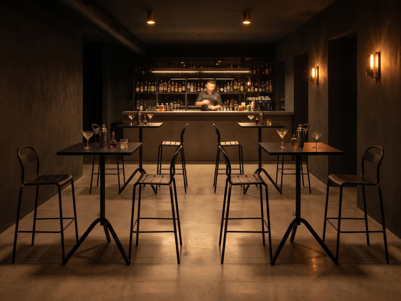 Idea de ambientación: Bar con mesas altas negras
