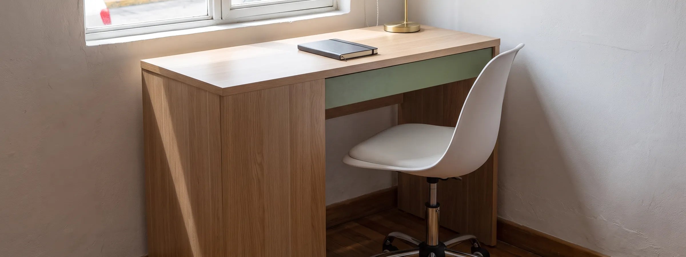 Home office con escritorio y silla